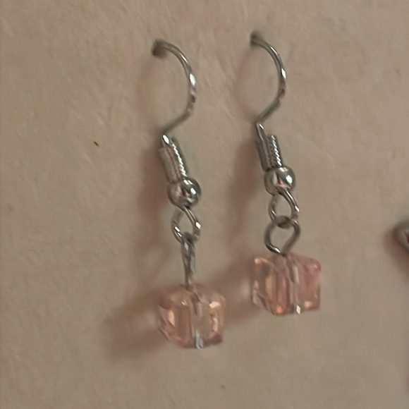 NWOT 1.25” hypoallergenic silver tone & pink lucite cube dangle drop earrings - Picture 6 of 12